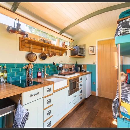 Shepherds Hut With Scandinavian Hot Tub And Hydromassager Sway Exterior photo