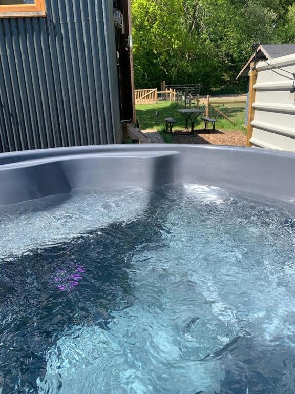 Shepherds Hut With Scandinavian Hot Tub And Hydromassager Sway Exterior photo