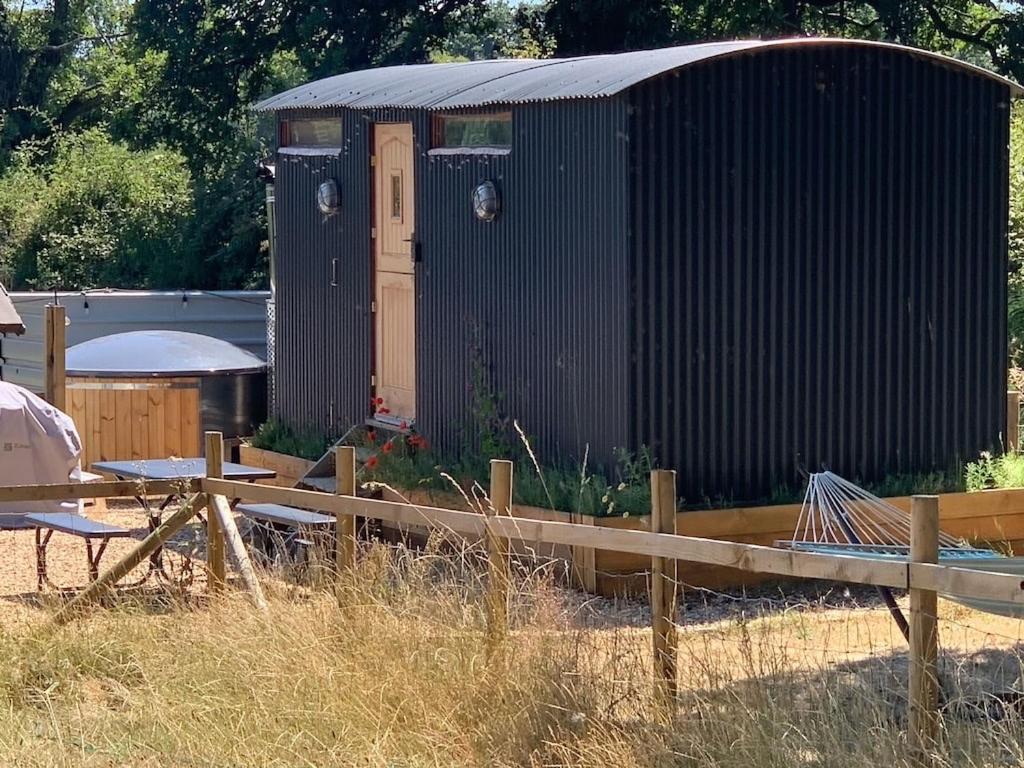 Shepherds Hut With Scandinavian Hot Tub And Hydromassager Sway Exterior photo