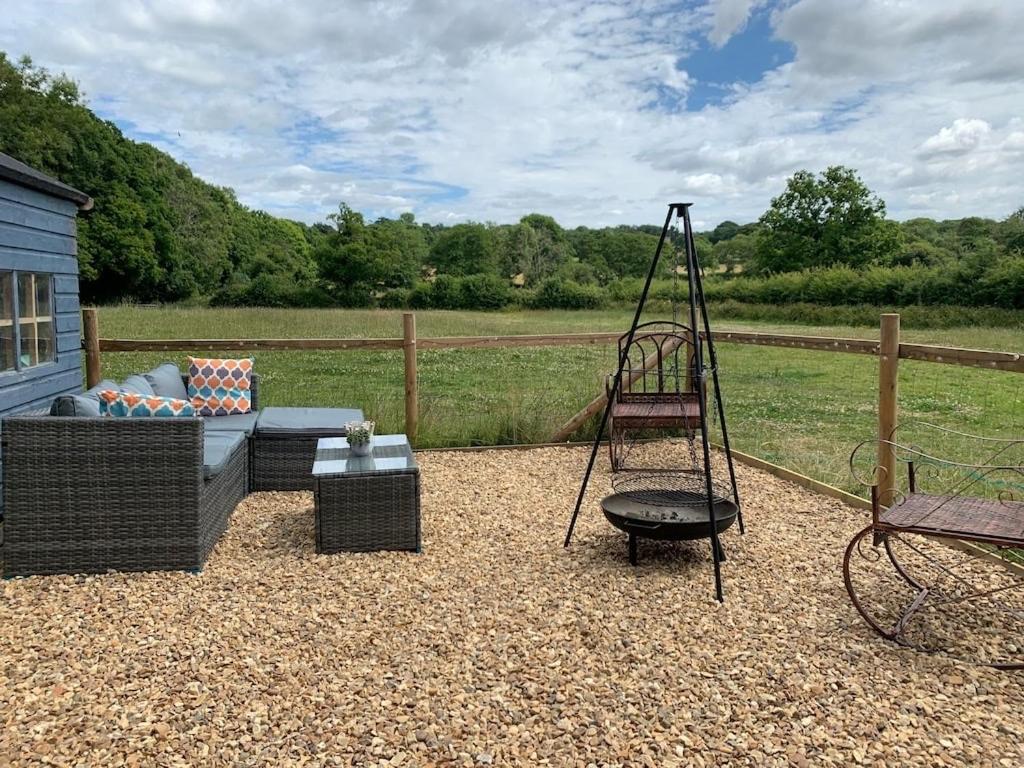 Shepherds Hut With Scandinavian Hot Tub And Hydromassager Sway Exterior photo