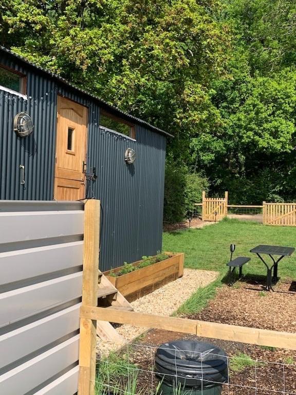 Shepherds Hut With Scandinavian Hot Tub And Hydromassager Sway Exterior photo