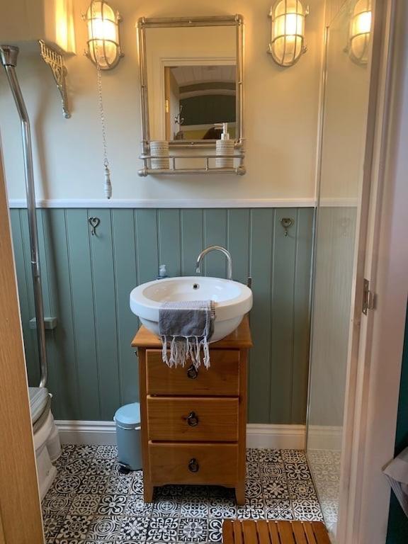 Shepherds Hut With Scandinavian Hot Tub And Hydromassager Sway Exterior photo