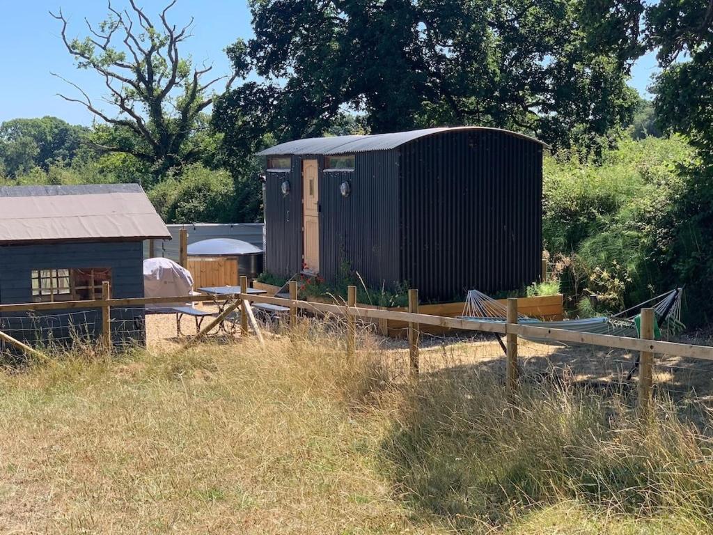 Shepherds Hut With Scandinavian Hot Tub And Hydromassager Sway Exterior photo
