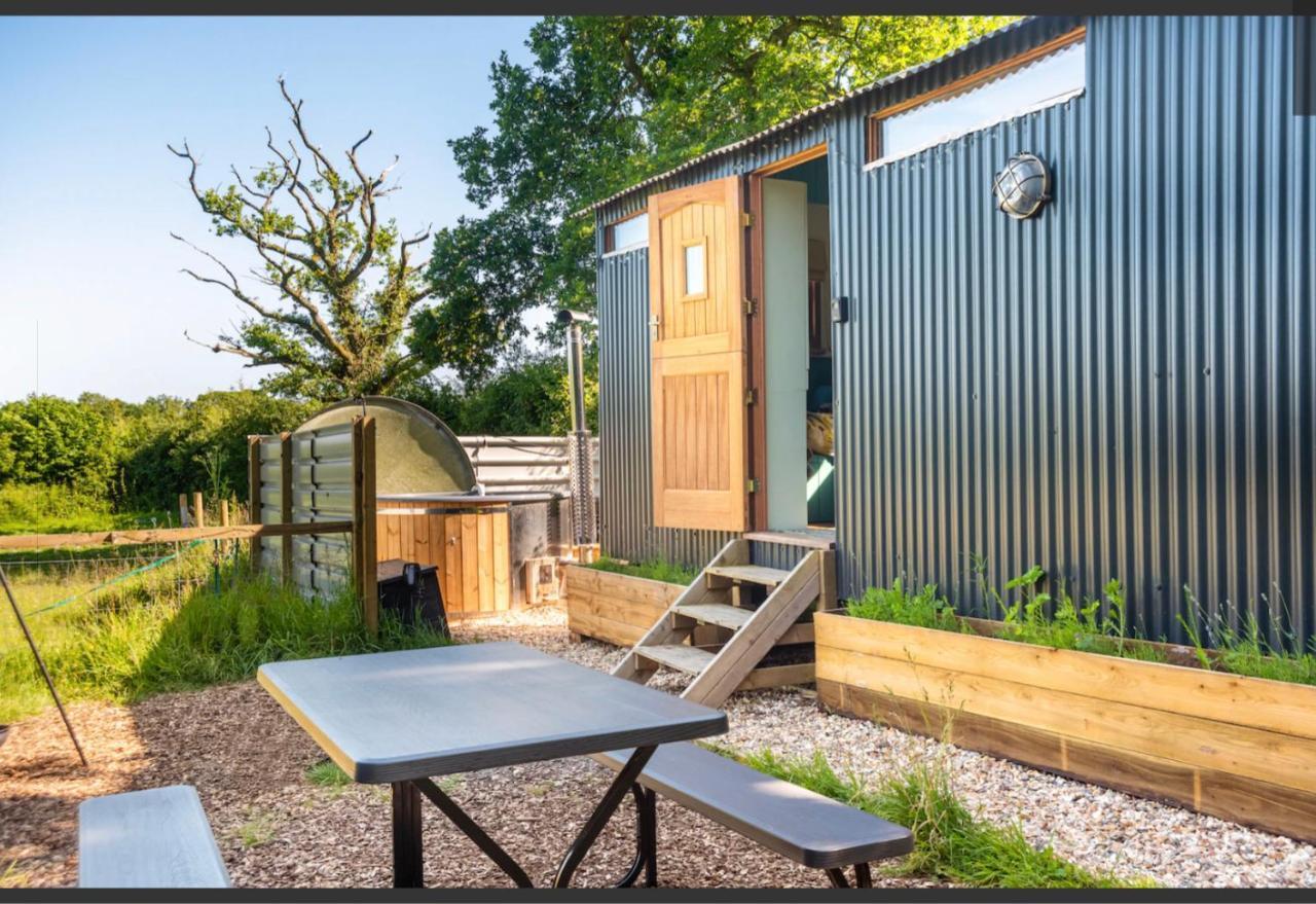 Shepherds Hut With Scandinavian Hot Tub And Hydromassager Sway Exterior photo