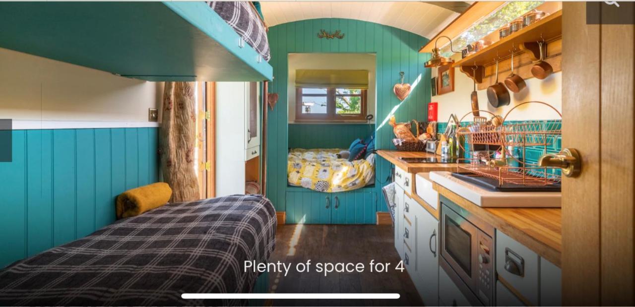 Shepherds Hut With Scandinavian Hot Tub And Hydromassager Sway Exterior photo