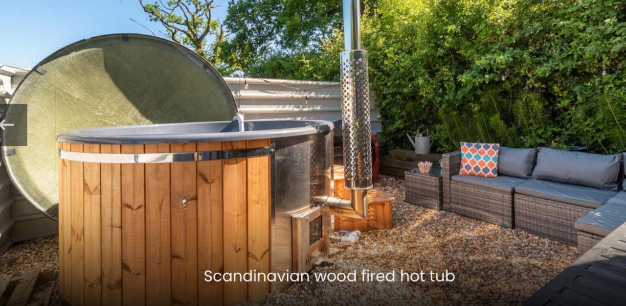 Shepherds Hut With Scandinavian Hot Tub And Hydromassager Sway Exterior photo