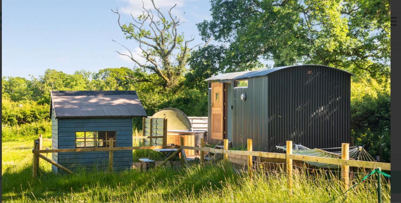 Shepherds Hut With Scandinavian Hot Tub And Hydromassager Sway Exterior photo